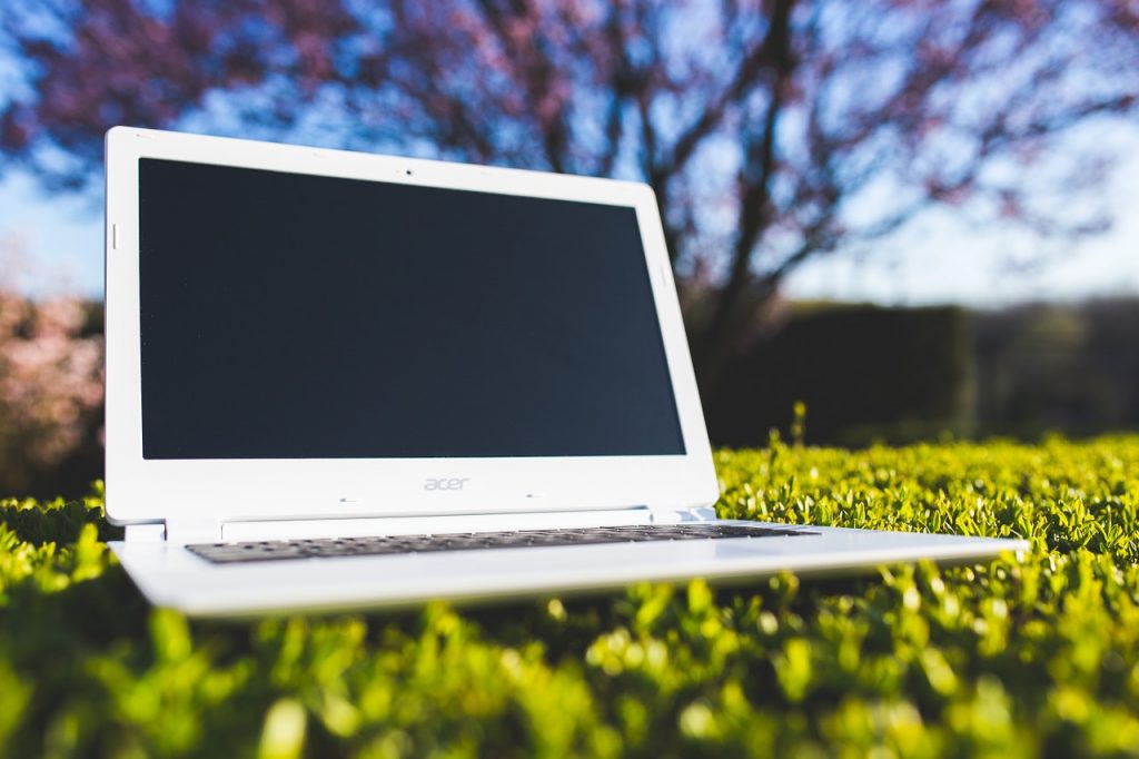 Pixabay-laptop-in-the-grass